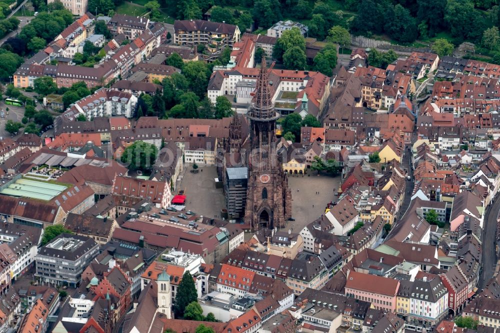 Freiburg im Breisgau von oben - Kirchengebäude Münsterkirche im Altstadt- Zentrum in Freiburg im Breisgau im Bundesland Baden-Württemberg, Deutschland