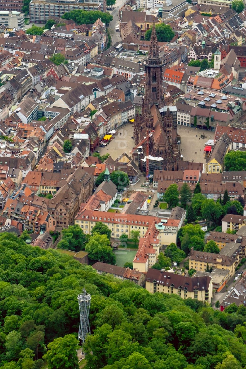 Freiburg im Breisgau aus der Vogelperspektive: Kirchengebäude Münsterkirche im Altstadt- Zentrum in Freiburg im Breisgau im Bundesland Baden-Württemberg, Deutschland