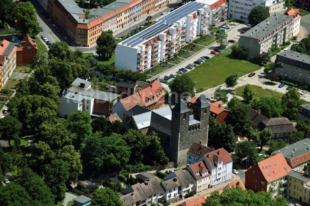 Halberstadt von oben - Kirchengebäude der St. Moritzkirche am Moritzplan in Halberstadt im Bundesland Sachsen-Anhalt