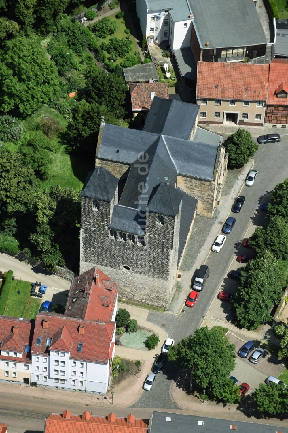 Halberstadt von oben - Kirchengebäude der St. Moritzkirche am Moritzplan in Halberstadt im Bundesland Sachsen-Anhalt