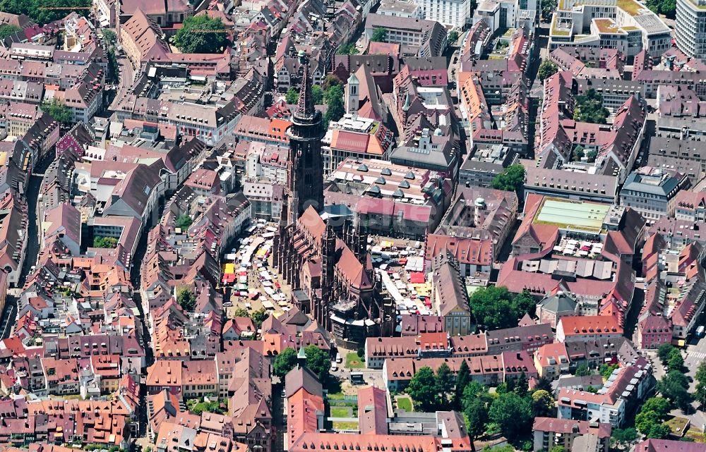 Luftbild Freiburg im Breisgau - Kirchengebäude des Muenster in Freiburg im Breisgau im Bundesland Baden-Württemberg, Deutschland