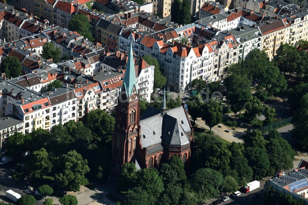 Luftbild Berlin - Kirchengebäude der Nazarethkirche an der Turiner Straße Ecke Nazarethkirchstraße in Berlin