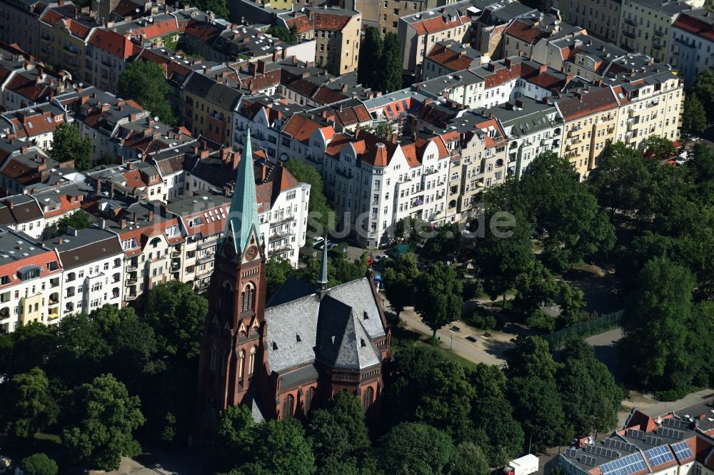 Luftaufnahme Berlin - Kirchengebäude der Nazarethkirche an der Turiner Straße Ecke Nazarethkirchstraße in Berlin