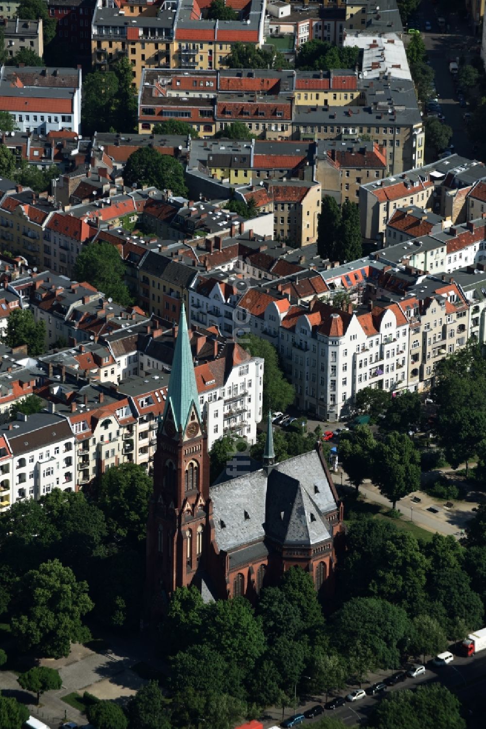 Berlin aus der Vogelperspektive: Kirchengebäude der Nazarethkirche an der Turiner Straße Ecke Nazarethkirchstraße in Berlin