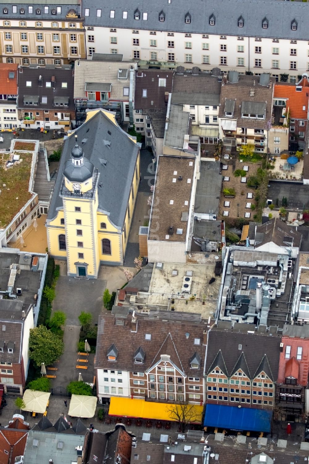 Düsseldorf von oben - Kirchengebäude der Neanderkirche an der Bolkerstraße im Altstadt- Zentrum in Düsseldorf im Bundesland Nordrhein-Westfalen