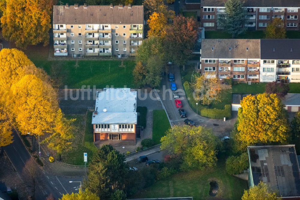 Luftbild Gladbeck - Kirchengebäude der Neuapostolischen Kirche im herbstlichen Stadtteil Zweckel in Gladbeck im Bundesland Nordrhein-Westfalen