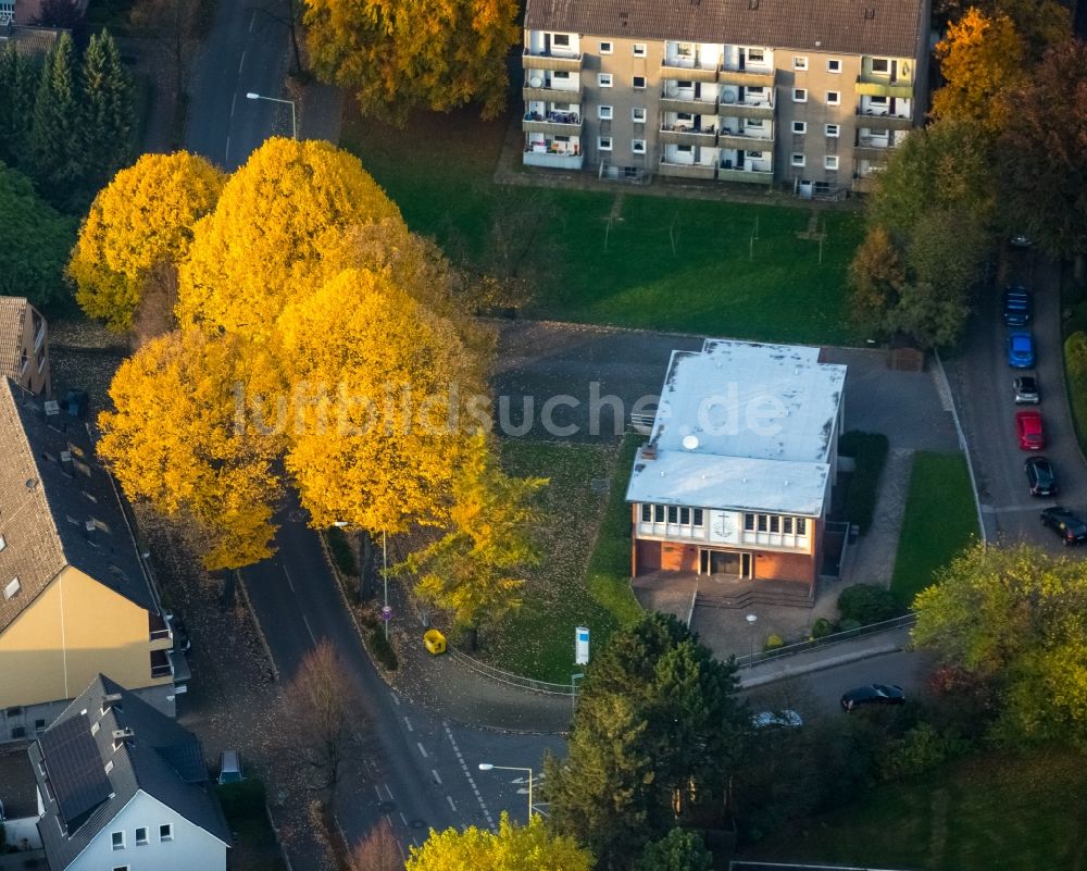 Luftaufnahme Gladbeck - Kirchengebäude der Neuapostolischen Kirche im herbstlichen Stadtteil Zweckel in Gladbeck im Bundesland Nordrhein-Westfalen