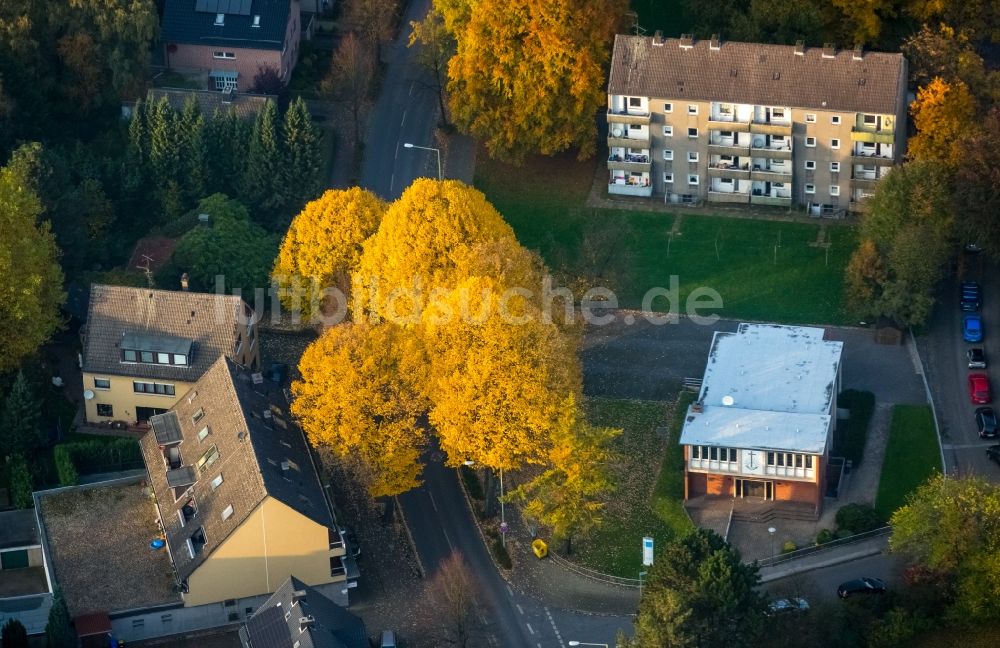 Gladbeck von oben - Kirchengebäude der Neuapostolischen Kirche im herbstlichen Stadtteil Zweckel in Gladbeck im Bundesland Nordrhein-Westfalen