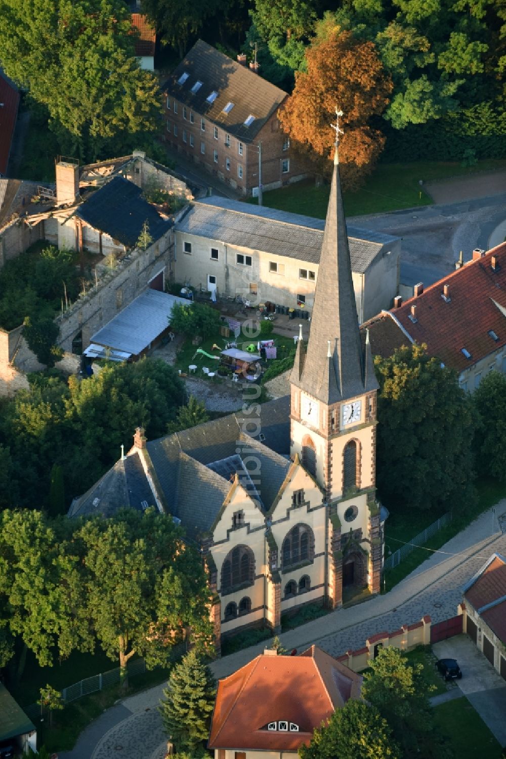 Neundorf (Anhalt) von oben - Kirchengebäude in Neundorf (Anhalt) im Bundesland Sachsen-Anhalt, Deutschland