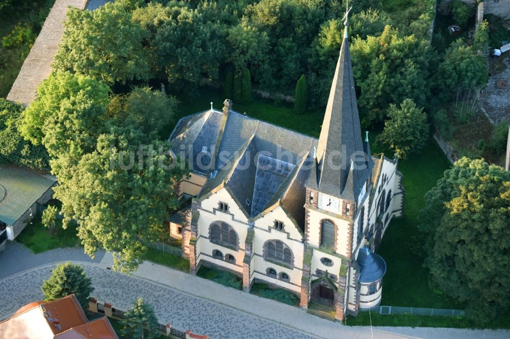 Neundorf (Anhalt) aus der Vogelperspektive: Kirchengebäude in Neundorf (Anhalt) im Bundesland Sachsen-Anhalt, Deutschland