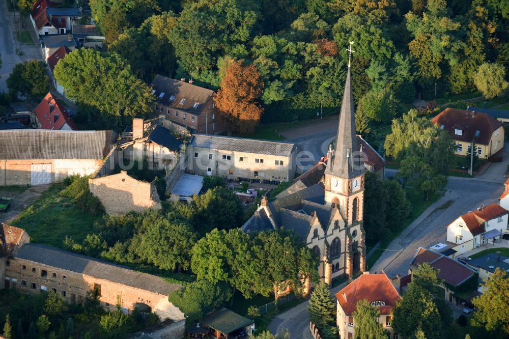 Neundorf (Anhalt) aus der Vogelperspektive: Kirchengebäude in Neundorf (Anhalt) im Bundesland Sachsen-Anhalt, Deutschland