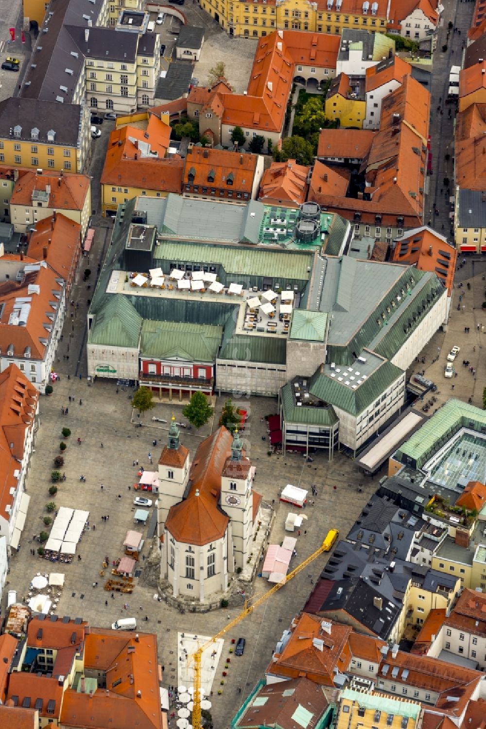 Regensburg von oben - Kirchengebäude am Neupfarrplatz in der Altstadt in Regensburg im Bundesland Bayern