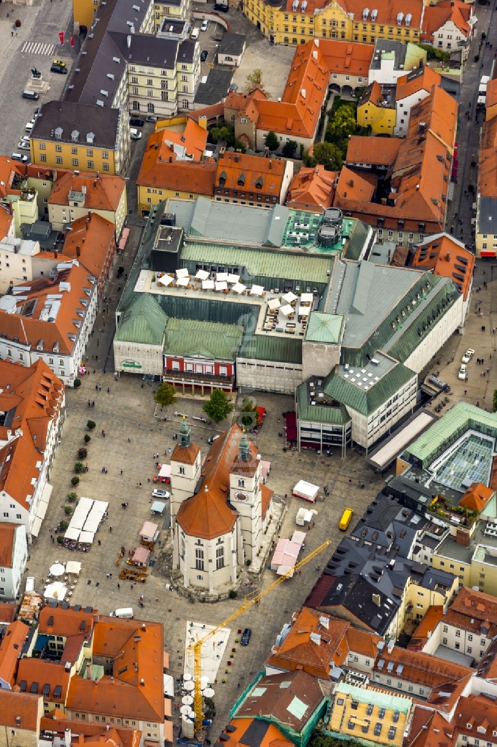 Regensburg aus der Vogelperspektive: Kirchengebäude am Neupfarrplatz in der Altstadt in Regensburg im Bundesland Bayern