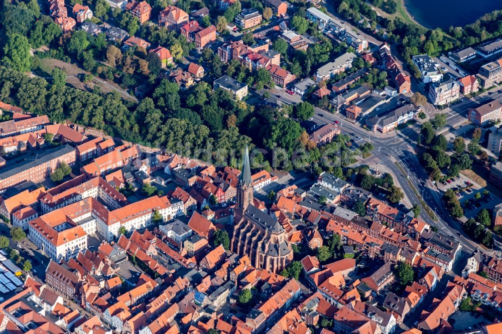 Lüneburg von oben - Kirchengebäude St. Nicolai im Altstadt- Zentrum in Lüneburg im Bundesland Niedersachsen, Deutschland