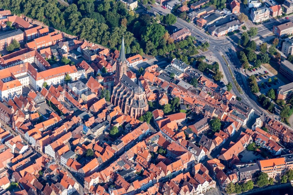 Lüneburg aus der Vogelperspektive: Kirchengebäude St. Nicolai im Altstadt- Zentrum in Lüneburg im Bundesland Niedersachsen, Deutschland