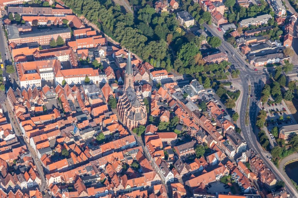 Luftbild Lüneburg - Kirchengebäude St. Nicolai im Altstadt- Zentrum in Lüneburg im Bundesland Niedersachsen, Deutschland