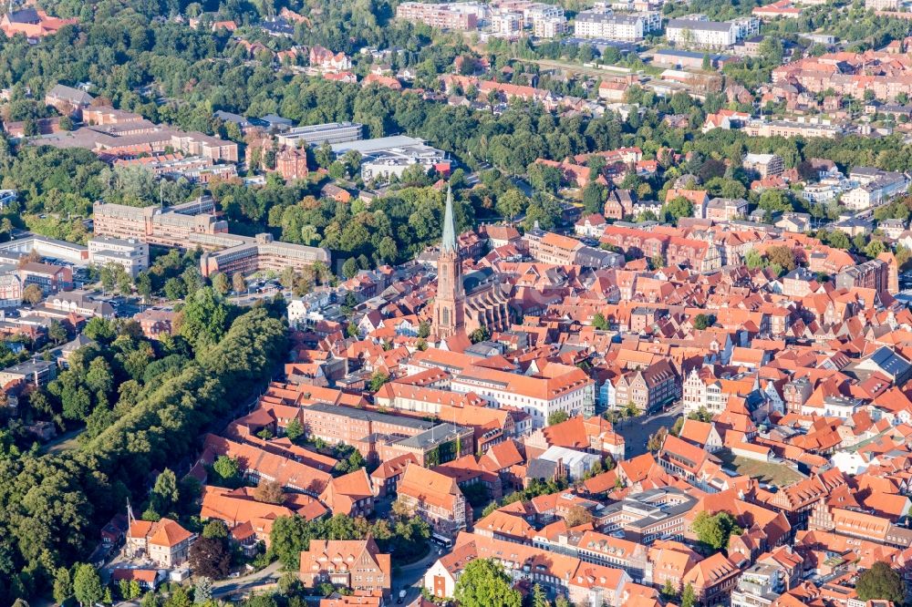 Luftaufnahme Lüneburg - Kirchengebäude von St. Nicolai im Altstadt- Zentrum in Lüneburg im Bundesland Niedersachsen, Deutschland