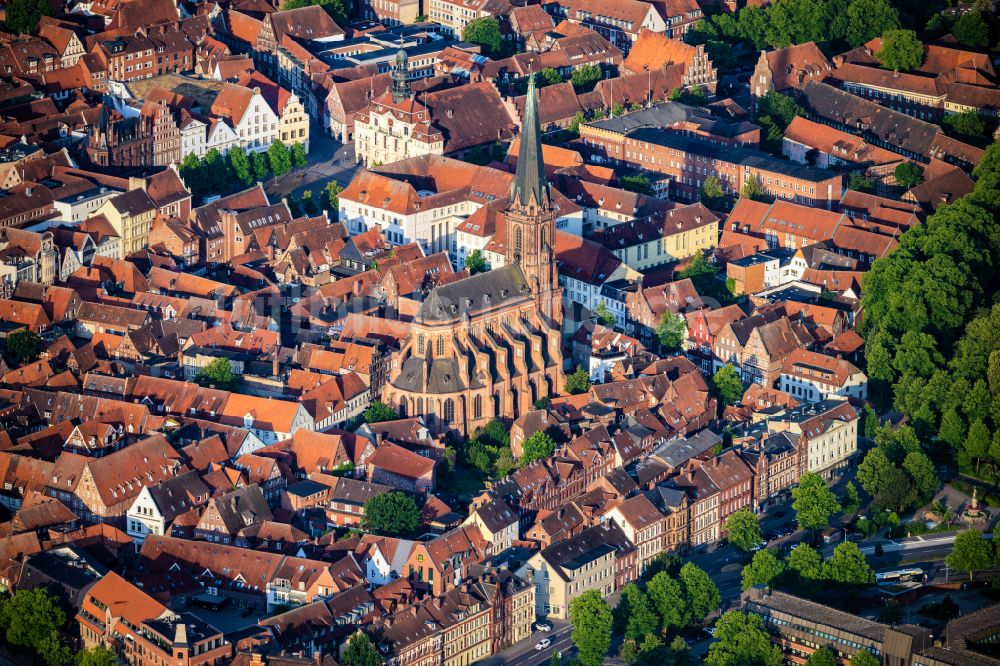 Luftaufnahme Lüneburg - Kirchengebäude von St. Nicolai im Altstadt- Zentrum in Lüneburg im Bundesland Niedersachsen, Deutschland