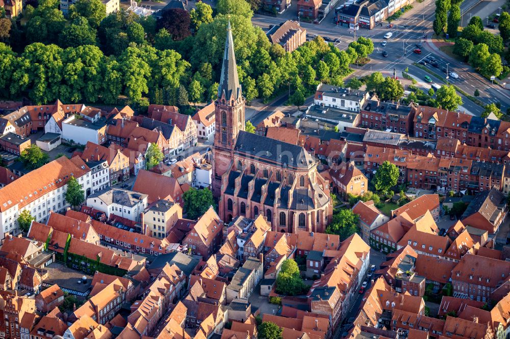 Luftaufnahme Lüneburg - Kirchengebäude von St. Nicolai im Altstadt- Zentrum in Lüneburg im Bundesland Niedersachsen, Deutschland