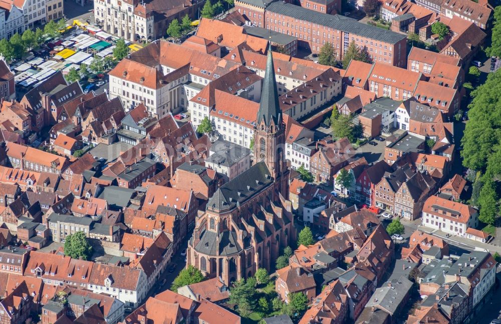 Luftaufnahme Lüneburg - Kirchengebäude St. Nicolai in Lüneburg im Bundesland Niedersachsen, Deutschland