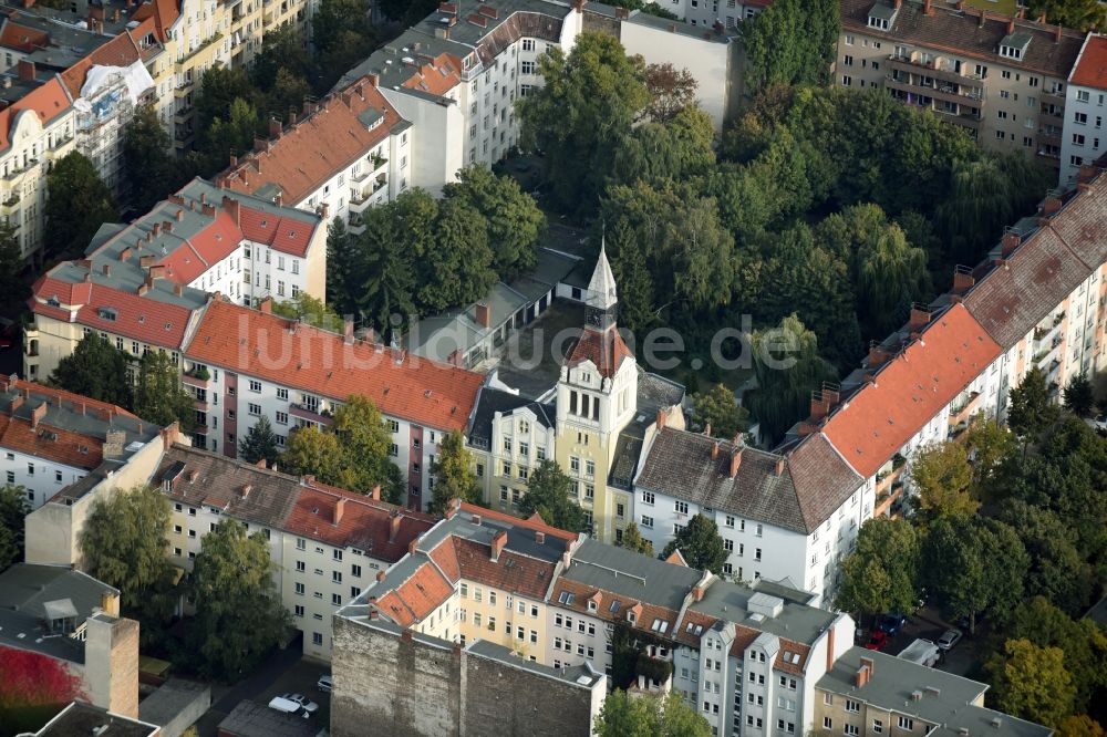 Luftaufnahme Berlin - Kirchengebäude der Nikodemus Kirche an der Nansenstraße im Stadtteil Neukölln in Berlin