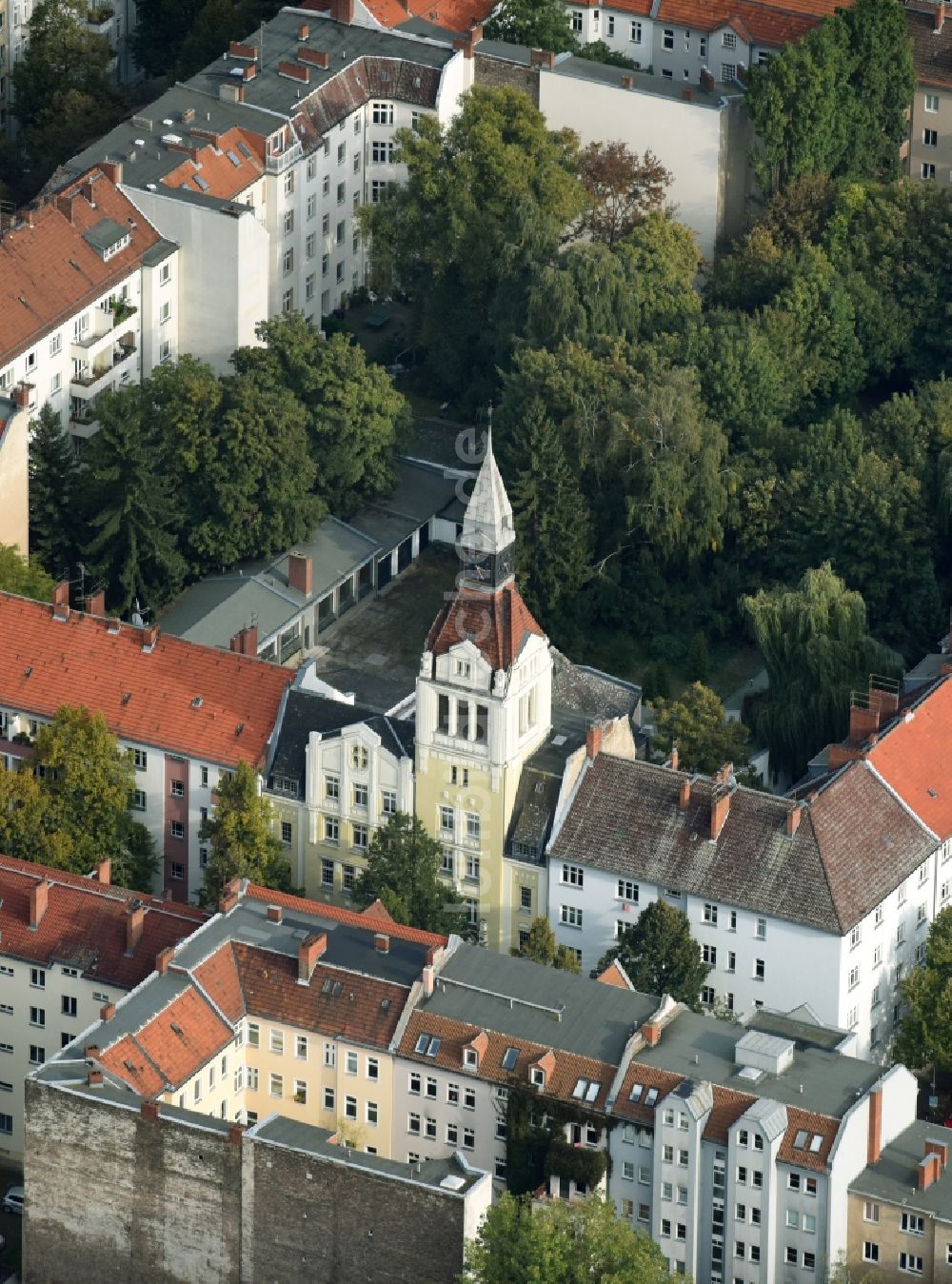 Berlin von oben - Kirchengebäude der Nikodemus Kirche an der Nansenstraße im Stadtteil Neukölln in Berlin