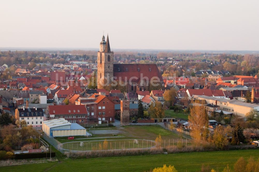 Luftaufnahme Jüterbog - Kirchengebäude der Nikolai-Kirche im Altstadt- Zentrum in Jüterbog im Bundesland Brandenburg