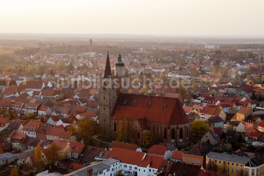 Jüterbog aus der Vogelperspektive: Kirchengebäude der Nikolai-Kirche im Altstadt- Zentrum in Jüterbog im Bundesland Brandenburg