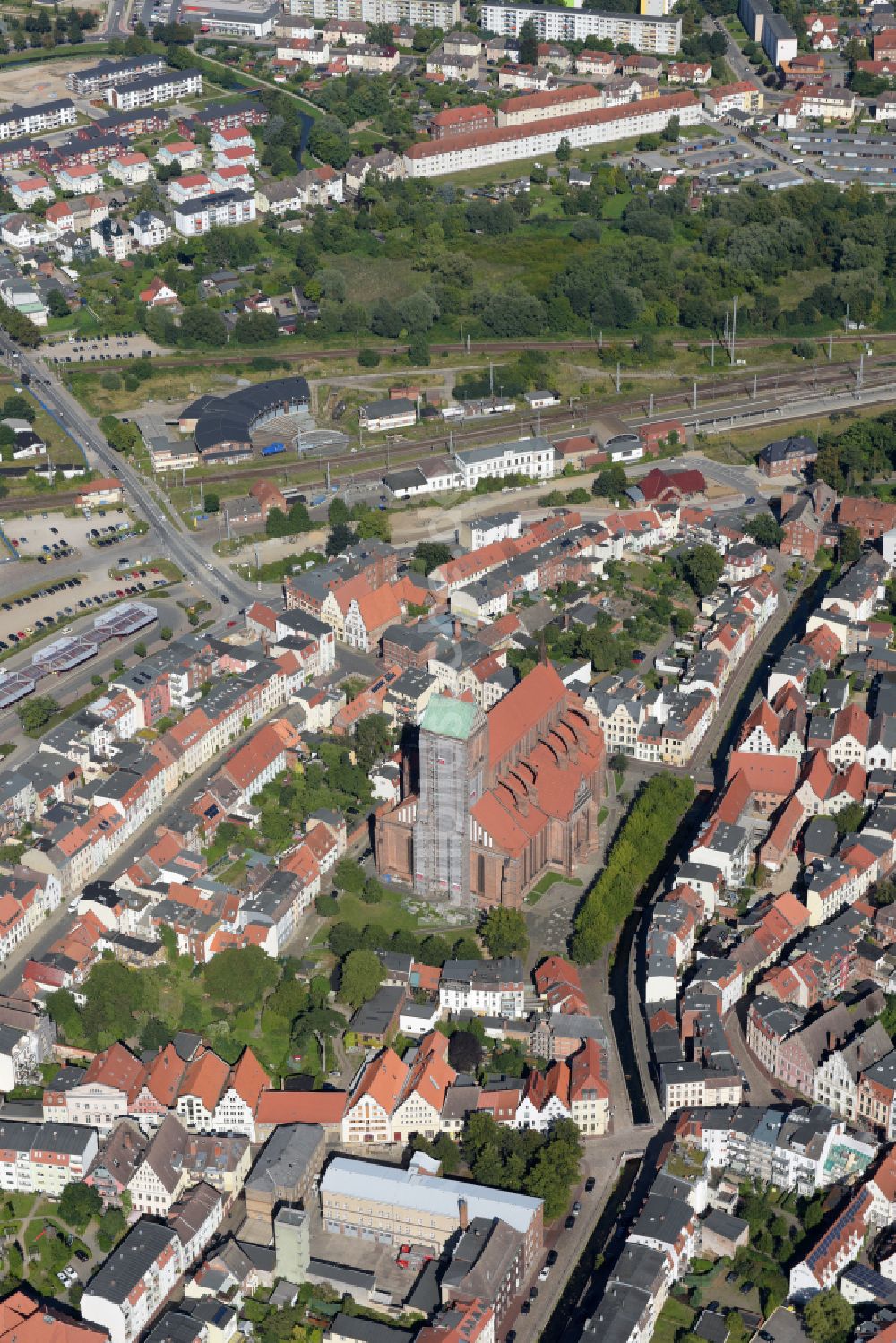 Luftaufnahme Hansestadt Wismar - Kirchengebäude St. Nikolai in Wismar im Bundesland Mecklenburg-Vorpommern, Deutschland