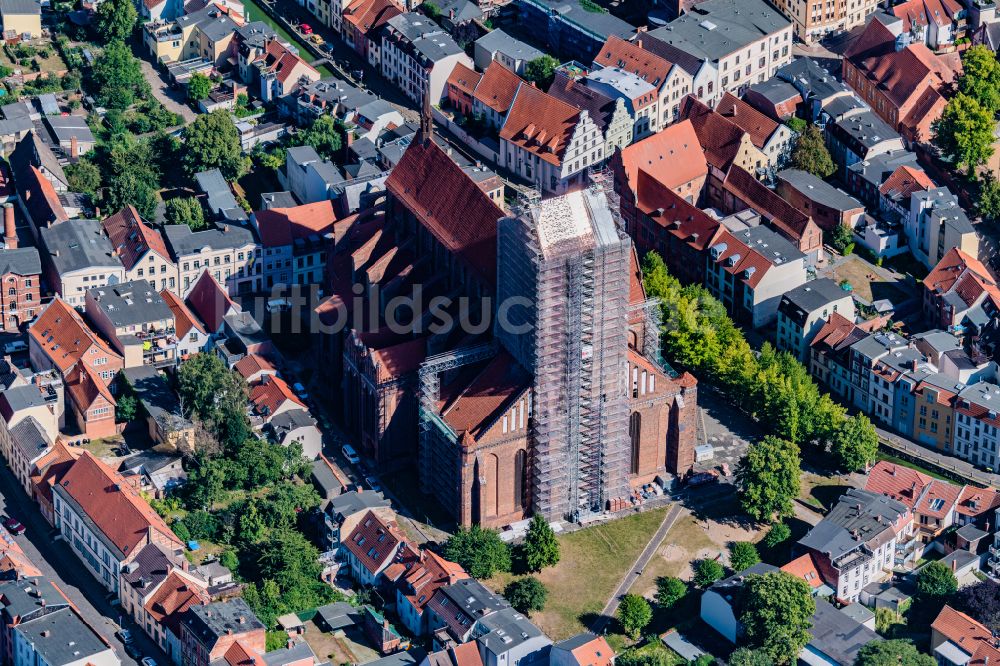 Hansestadt Wismar von oben - Kirchengebäude St. Nikolai in Wismar im Bundesland Mecklenburg-Vorpommern, Deutschland