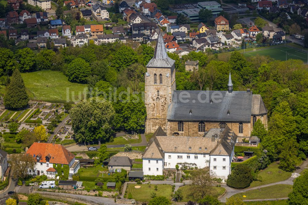 Luftbild Marsberg - Kirchengebäude der Nikolaikirche im Altstadt- Zentrum im Ortsteil Obermarsberg in Marsberg im Bundesland Nordrhein-Westfalen, Deutschland