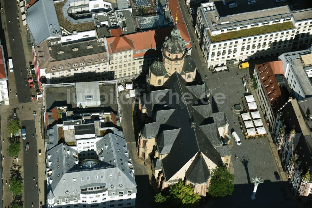 Luftbild Leipzig - Kirchengebäude Nikolaikirche am Nikolaikirchhof im Altstadt- Zentrum in Leipzig im Bundesland Sachsen