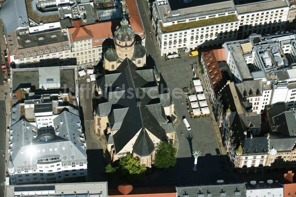 Luftaufnahme Leipzig - Kirchengebäude Nikolaikirche am Nikolaikirchhof im Altstadt- Zentrum in Leipzig im Bundesland Sachsen