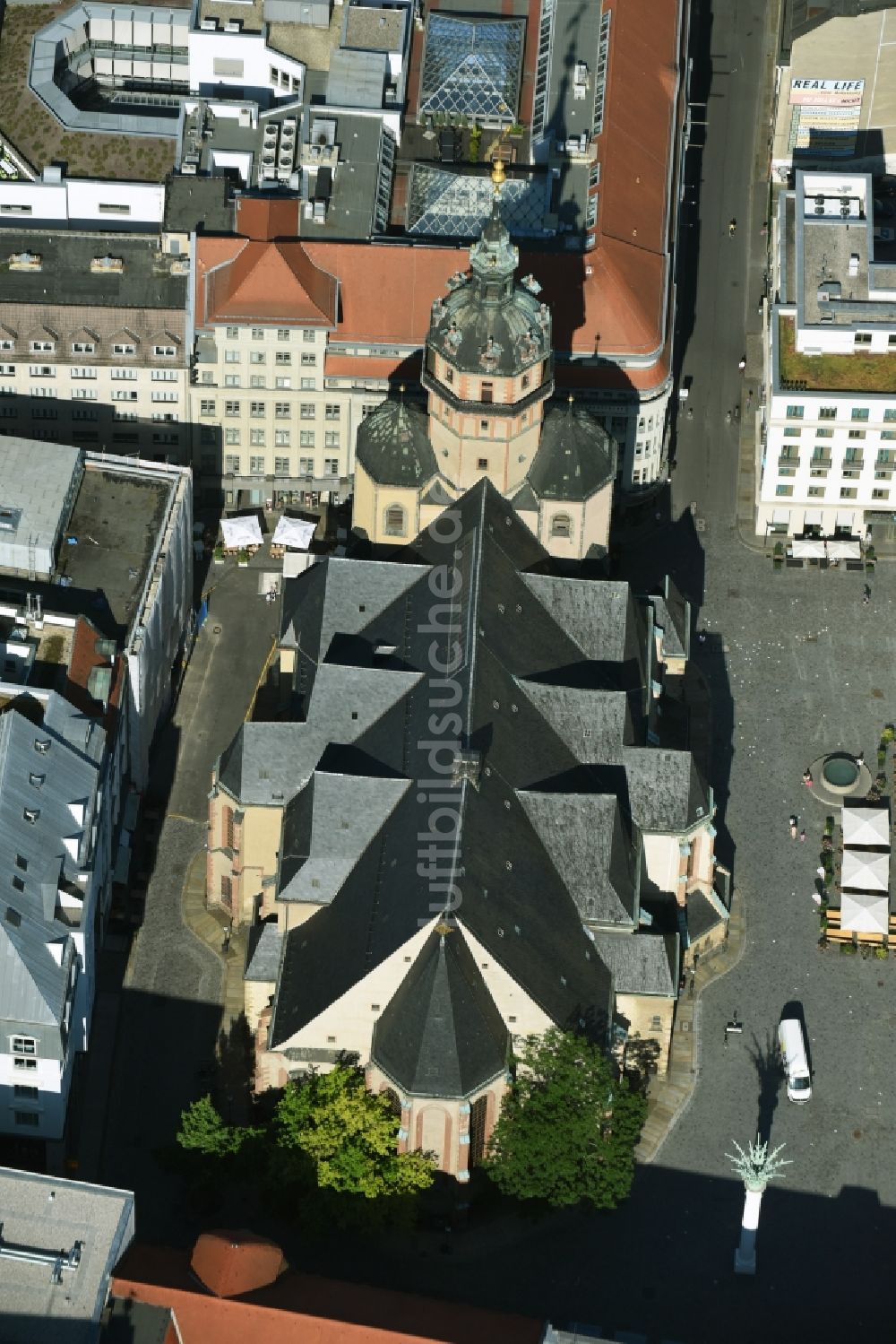 Leipzig aus der Vogelperspektive: Kirchengebäude Nikolaikirche am Nikolaikirchhof im Altstadt- Zentrum in Leipzig im Bundesland Sachsen