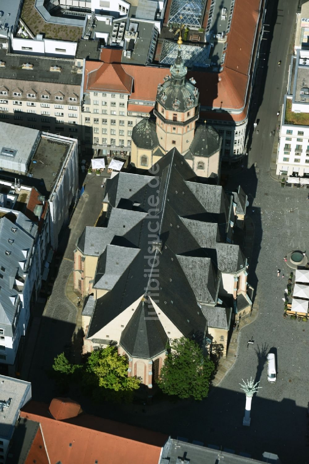 Luftbild Leipzig - Kirchengebäude Nikolaikirche am Nikolaikirchhof im Altstadt- Zentrum in Leipzig im Bundesland Sachsen