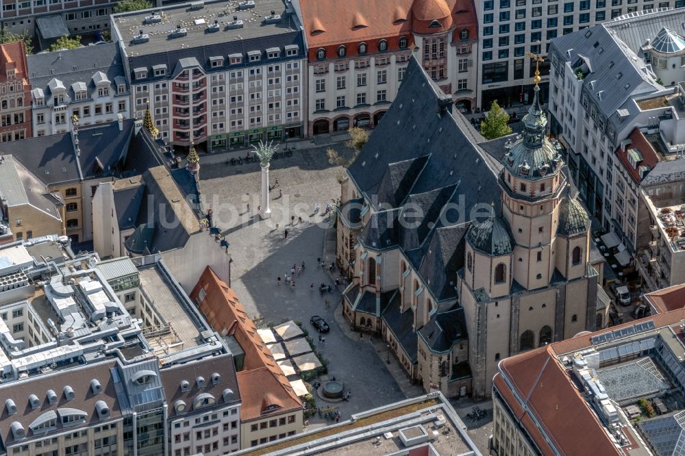 Leipzig von oben - Kirchengebäude Nikolaikirche am Nikolaikirchhof im Altstadt- Zentrum in Leipzig im Bundesland Sachsen