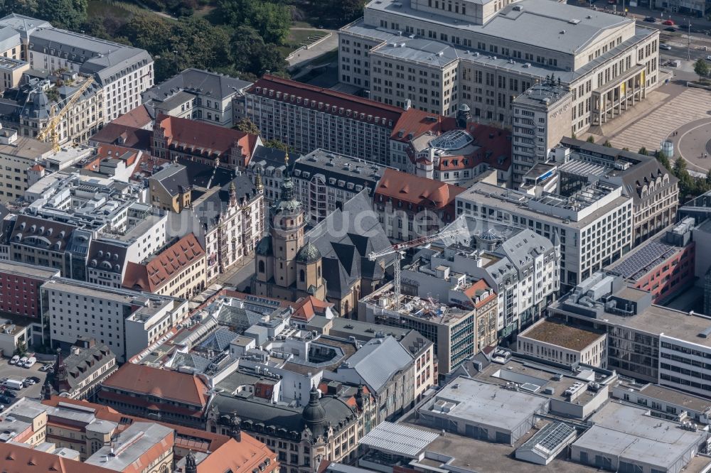 Leipzig von oben - Kirchengebäude Nikolaikirche am Nikolaikirchhof im Altstadt- Zentrum in Leipzig im Bundesland Sachsen