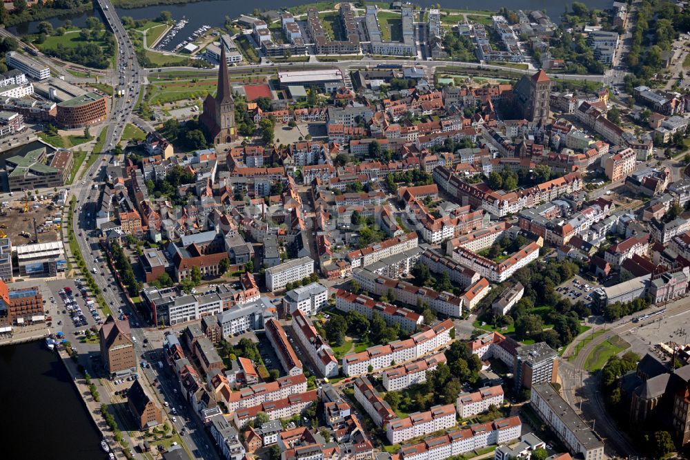 Rostock aus der Vogelperspektive: Kirchengebäude Nikolaikirche und St. Petri in Rostock im Bundesland Mecklenburg-Vorpommern, Deutschland