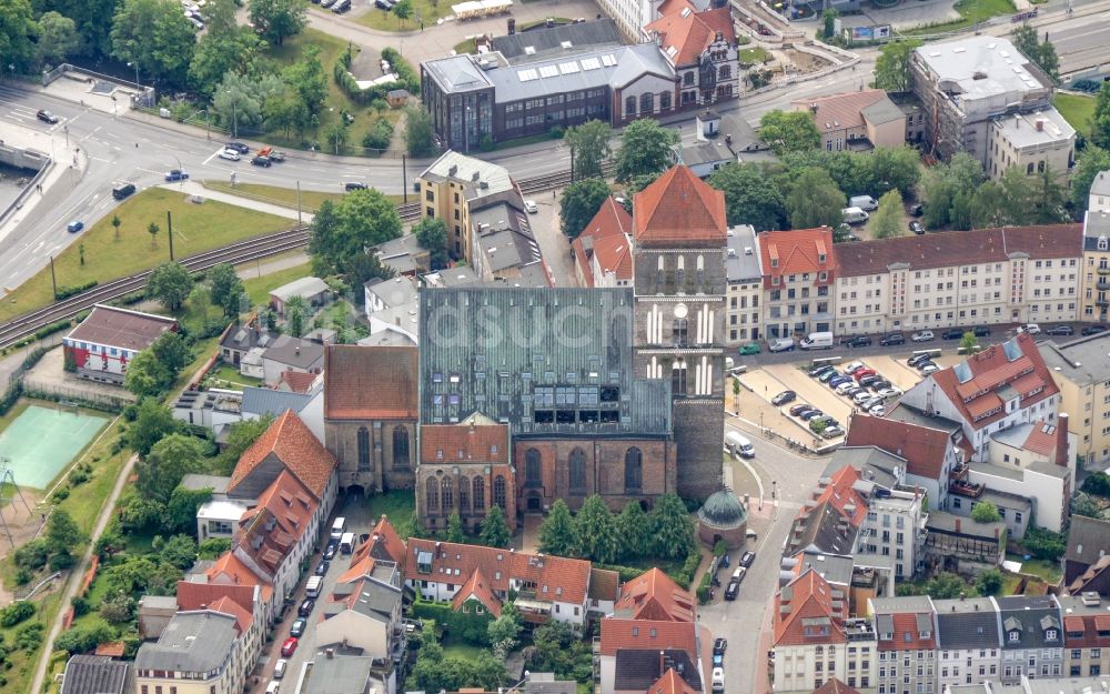 Rostock von oben - Kirchengebäude der Nikolaikirche in Rostock im Bundesland Mecklenburg-Vorpommern, Deutschland