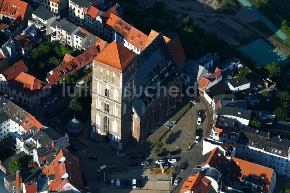 Luftaufnahme Rostock - Kirchengebäude der Nikolaikirche in Rostock im Bundesland Mecklenburg-Vorpommern, Deutschland