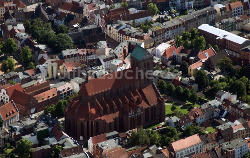 Luftaufnahme Wismar - Kirchengebäude der Nikolaikirche in Wismar im Bundesland Mecklenburg-Vorpommern