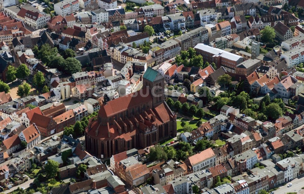 Wismar von oben - Kirchengebäude der Nikolaikirche in Wismar im Bundesland Mecklenburg-Vorpommern