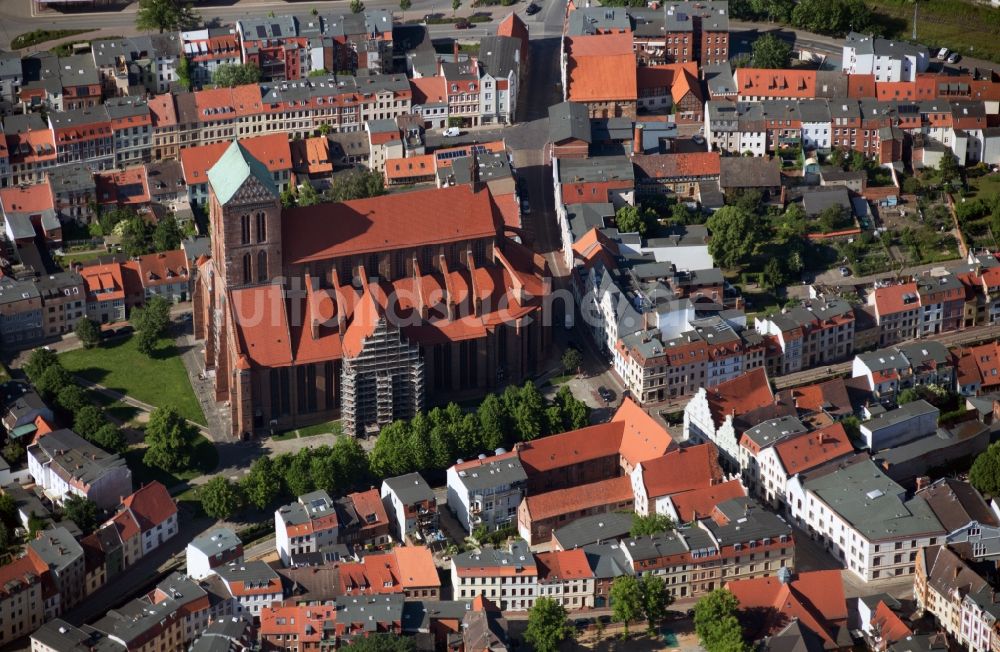 Wismar von oben - Kirchengebäude der Nikolaikirche in Wismar im Bundesland Mecklenburg-Vorpommern