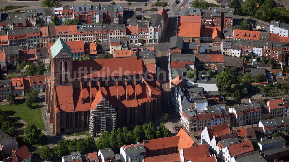 Wismar aus der Vogelperspektive: Kirchengebäude der Nikolaikirche in Wismar im Bundesland Mecklenburg-Vorpommern