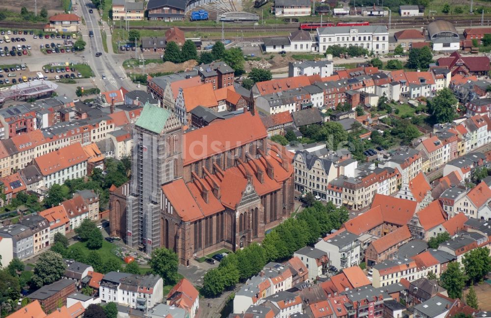 Wismar von oben - Kirchengebäude der St. Nikolaikirche in Wismar im Bundesland Mecklenburg-Vorpommern, Deutschland