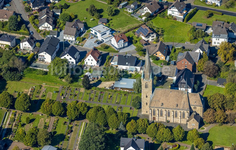 Grevenbrück von oben - Kirchengebäude St. Nikolaus in Grevenbrück im Bundesland Nordrhein-Westfalen, Deutschland