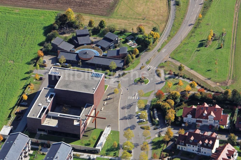 Luftbild Neuried - Kirchengebäude St. Nikolaus und Kindergarten am Maxhofweg in Neuried im Bundesland Bayern