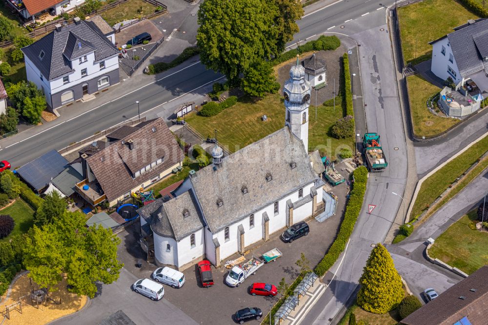 Luftaufnahme Beckum - Kirchengebäude St. Nikolaus-Kirche in Beckum im Bundesland Nordrhein-Westfalen, Deutschland