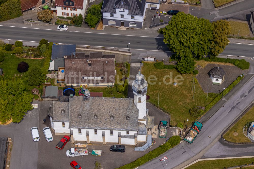 Beckum von oben - Kirchengebäude St. Nikolaus-Kirche in Beckum im Bundesland Nordrhein-Westfalen, Deutschland