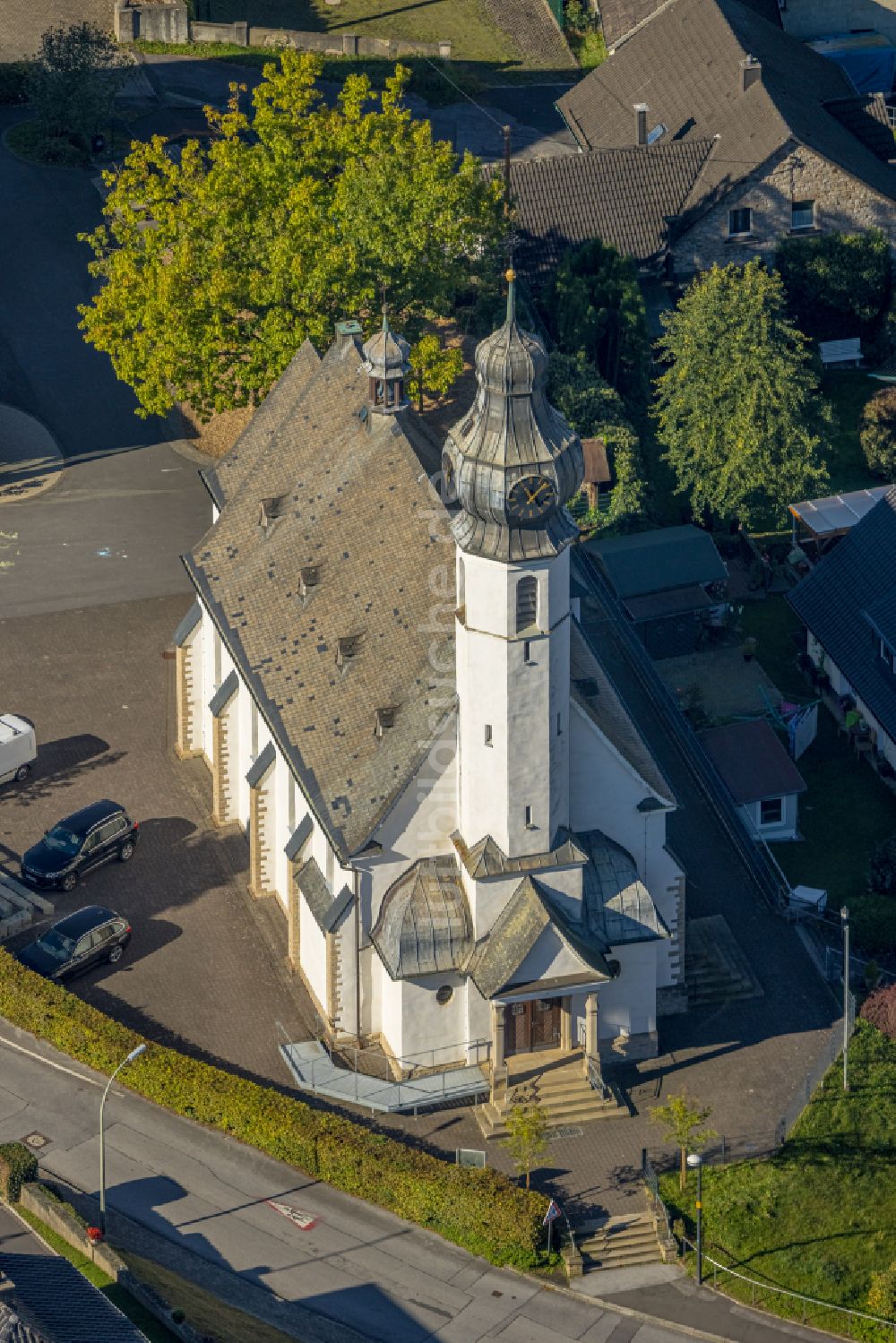 Beckum von oben - Kirchengebäude St. Nikolaus-Kirche in Beckum im Bundesland Nordrhein-Westfalen, Deutschland